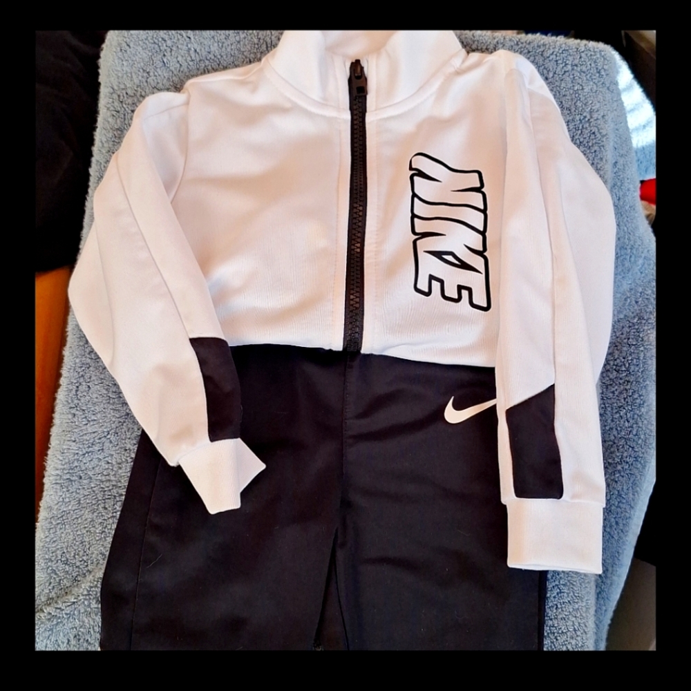 3 OUTFITS**Nike Black & White set *** Name brand Bundles ****24 months/2T